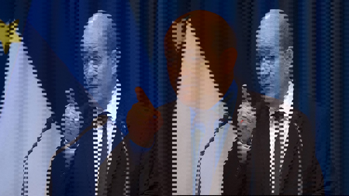 لودريان يؤكد توقيف فرنسية في إيران