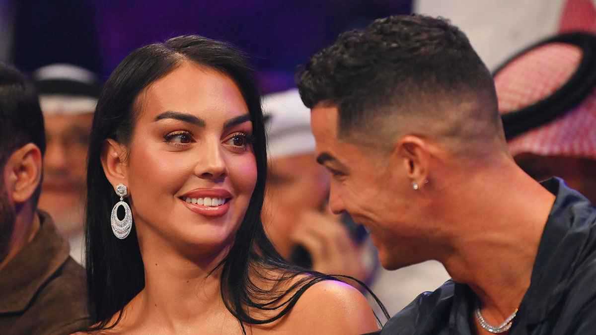 كريستيانو رونالدو يفاجئ متابعيه بصورة رائعة مع جورجينا رودريغيز (شاهد)