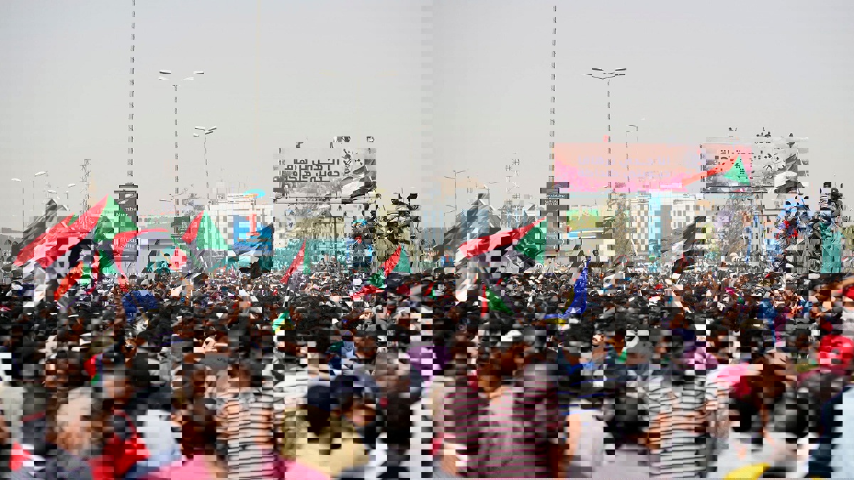 "تجمع المهنيين السودانيين" يدعو الجيش للتصدي لـ"محاولة سرقة الثورة"