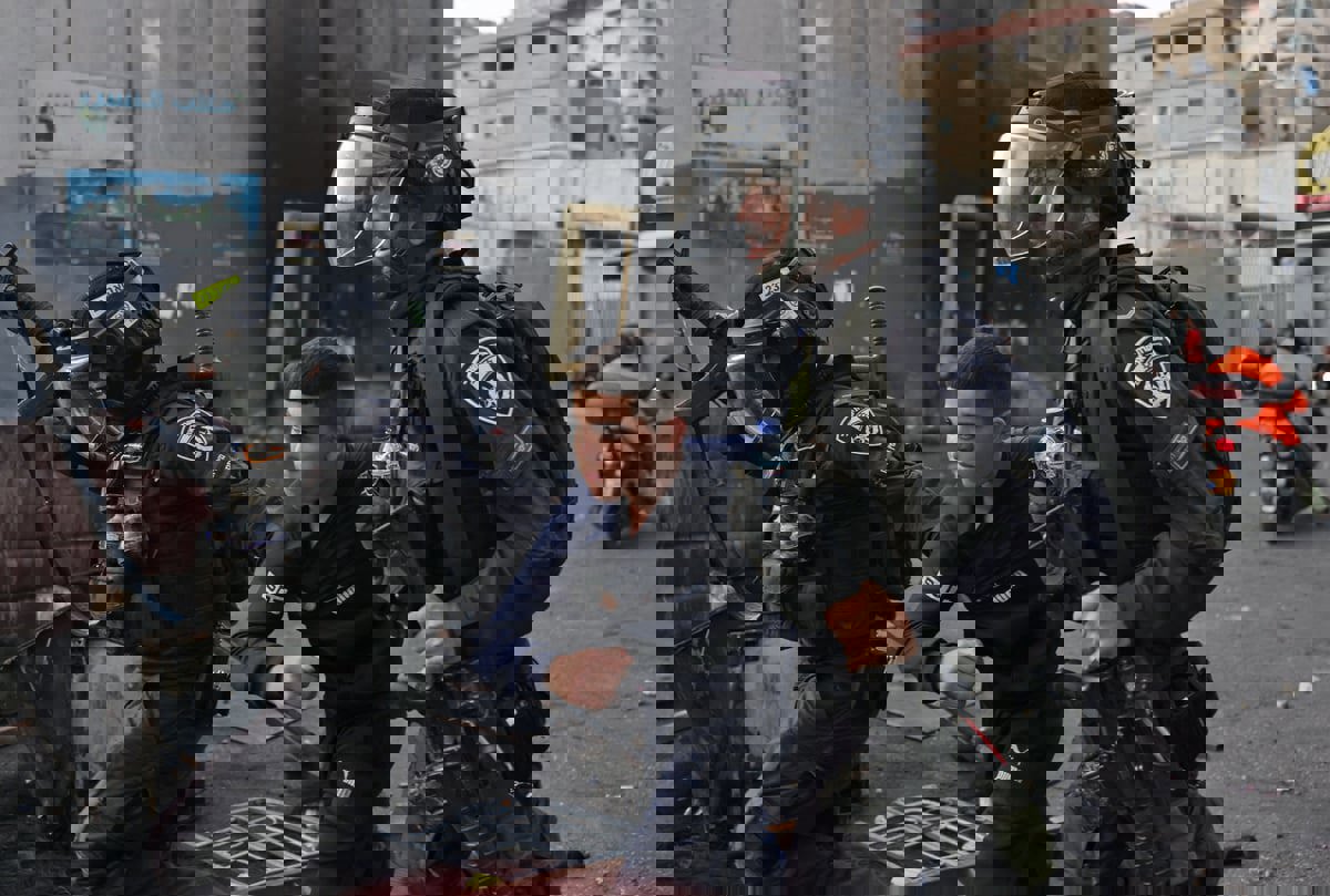 اتهام ضباط إسرائيليين بوسم فلسطيني بـ"نجمة داود" (صورة)