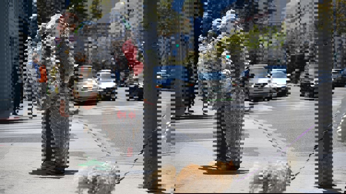 أمريكي يجوب الشوارع محملا بالنفايات لمكافحة الاستهلاك المفرط