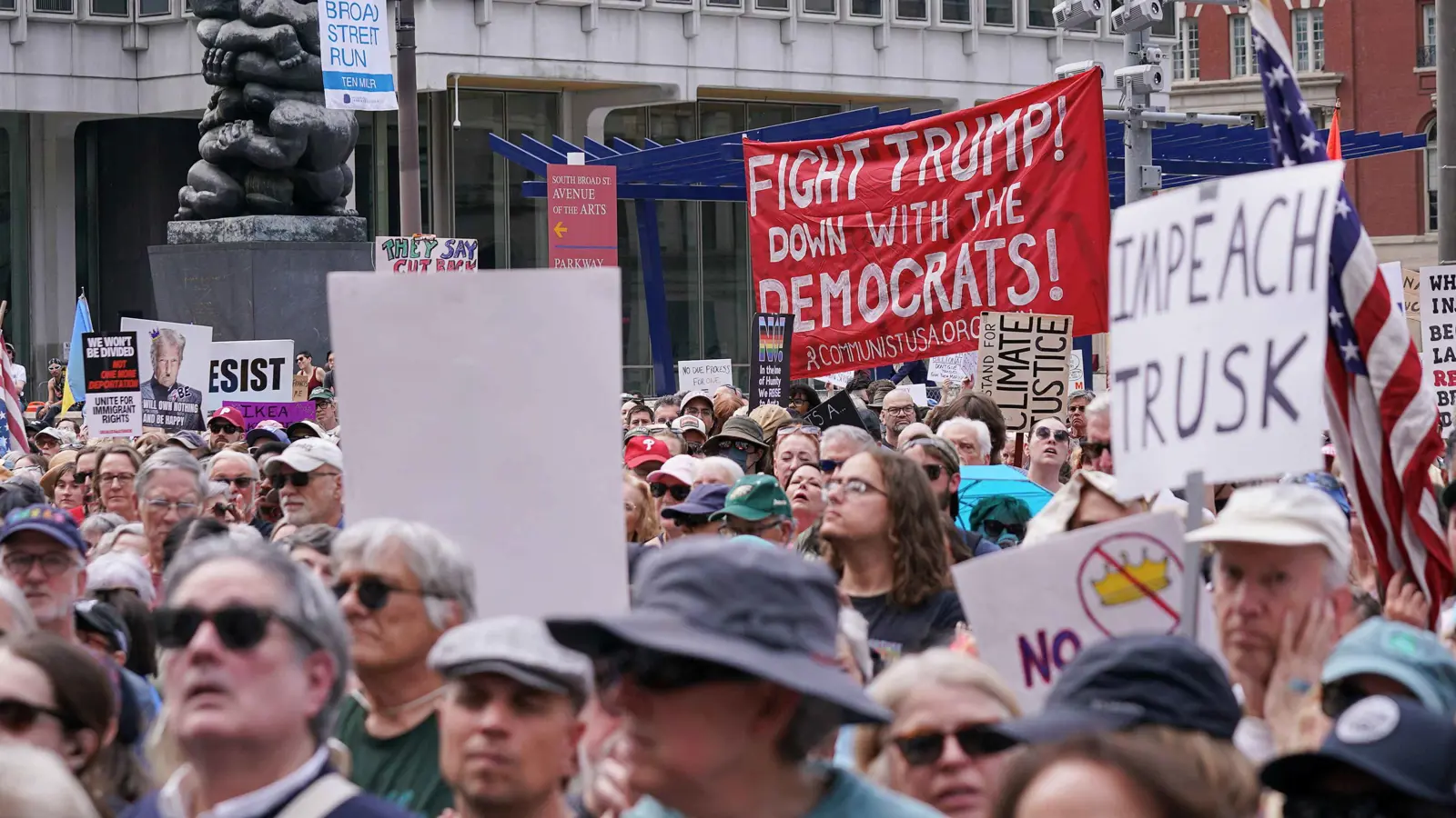 في يوم العمال.. أمريكيون يتظاهرون ضد سياسات ترامب (فيديو)