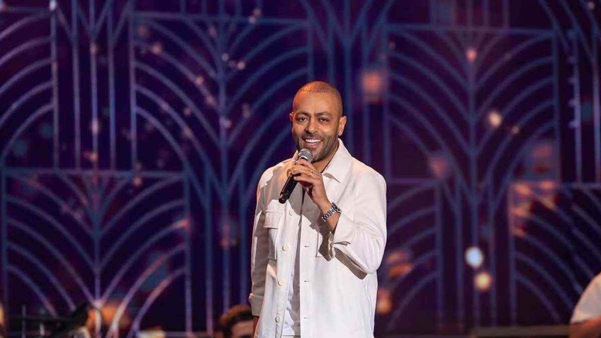 تامر عاشور يرد على معجب أساء لعمرو دياب.. ما القصة؟ (صور)