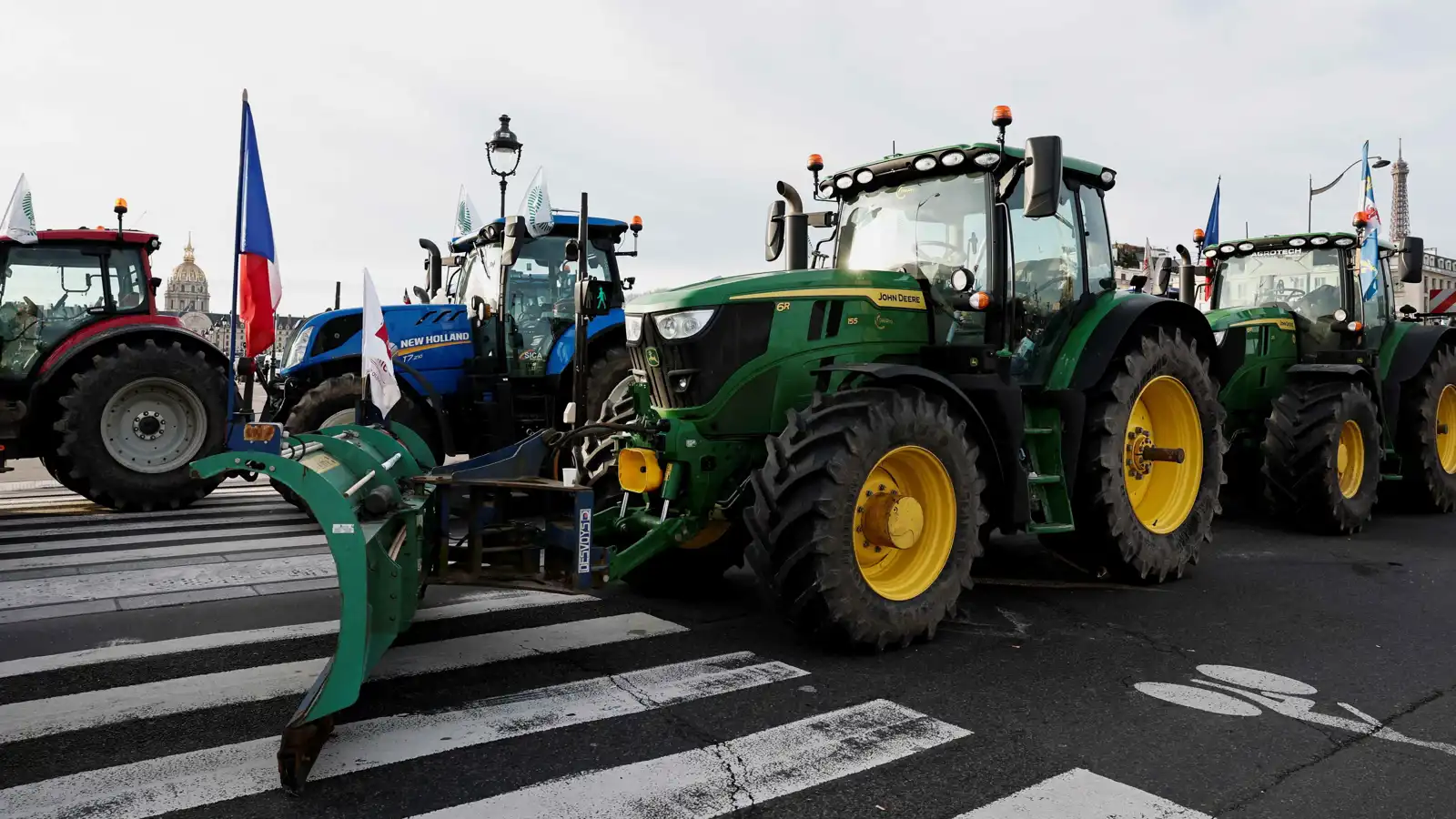 مع تصاعد الرفض لـ "ميركوسور".. جرارات المزارعين "تحرث" شوارع باريس (فيديو)