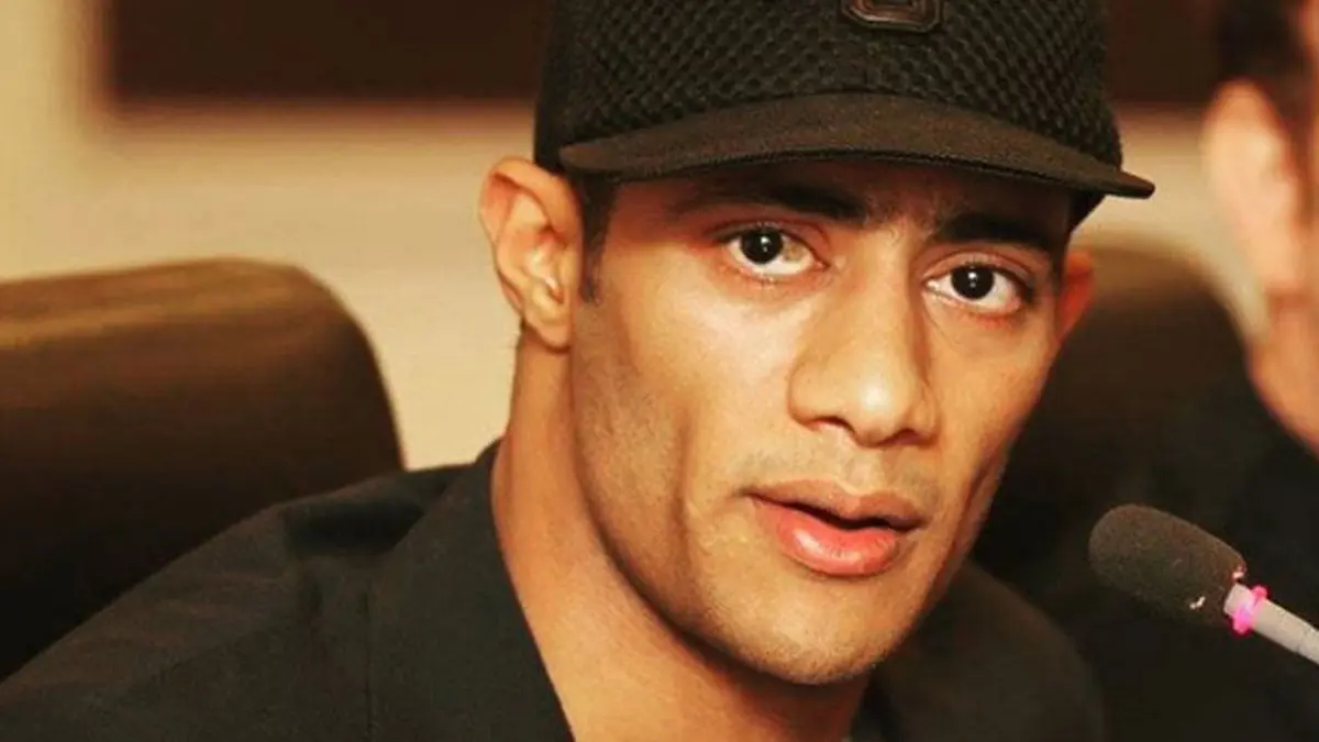 هجوم حاد على محمد رمضان بسبب ظهوره العاري على المسرح