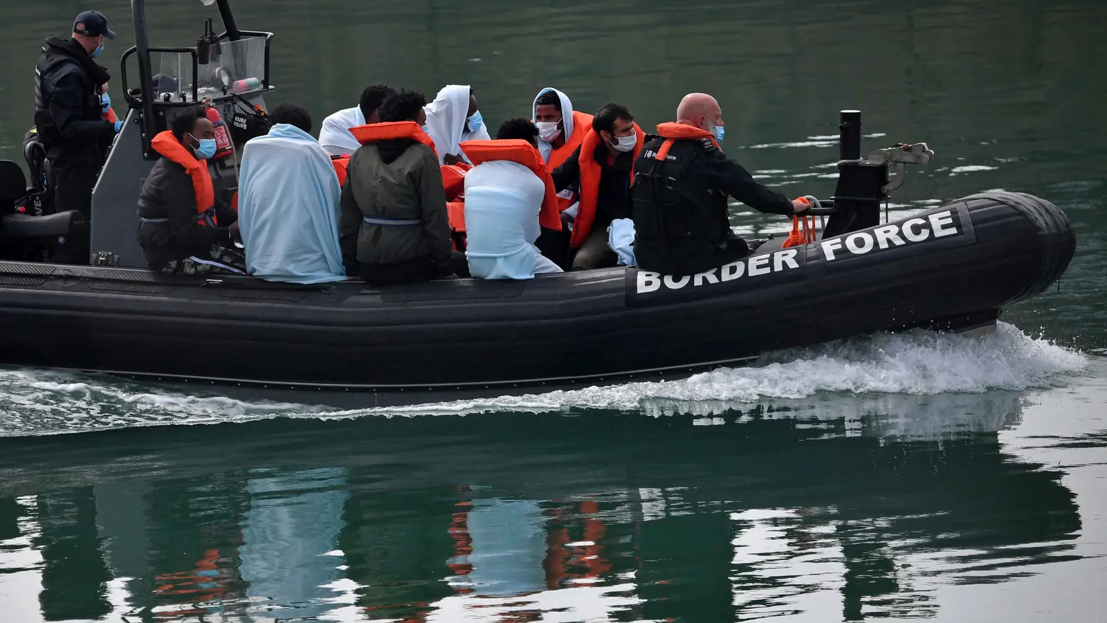 تشمل قيودا على السفر والإنترنت.. بريطانيا تعاقب "مهربي البشر"