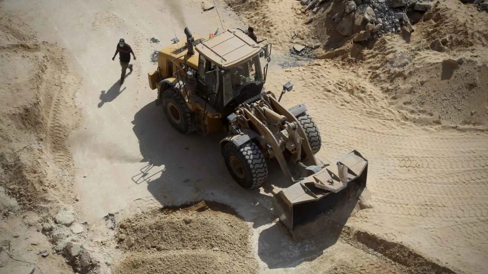 بحثاً عن جثث أسرى.. الجيش الإسرائيلي يغلق محور فيلادلفيا جنوب غزة