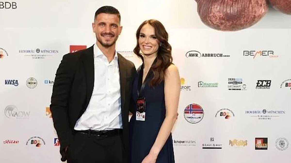 "حب في الحلبة".. حكمة حسناء تخطف قلب ملاكم محترف (صور)