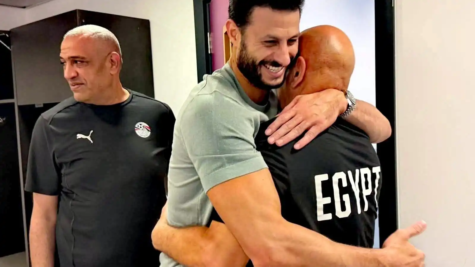 عناق حسام حسن ومحمد الشناوي بعد لقاء مصر وكاب فيردي