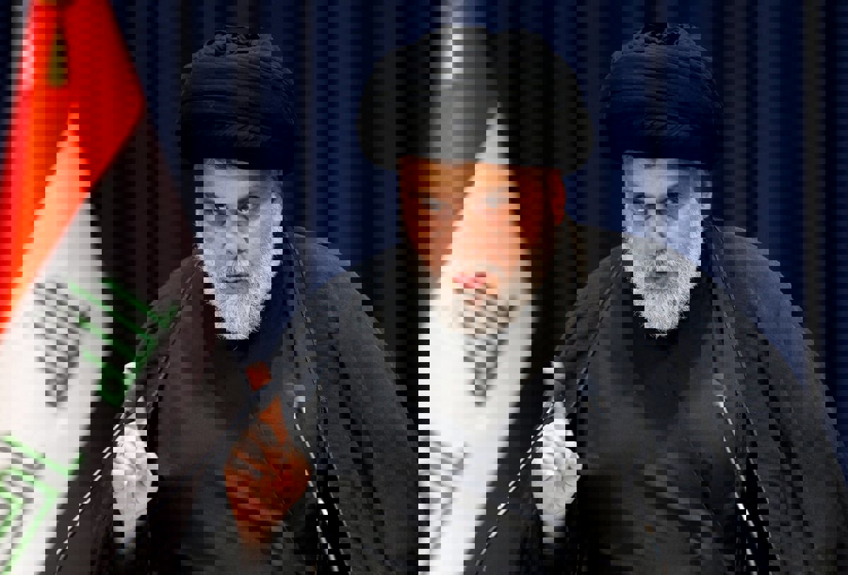 شعار أم "احتكار".. راية جديدة للتيار الصدري تثير الجدل في العراق