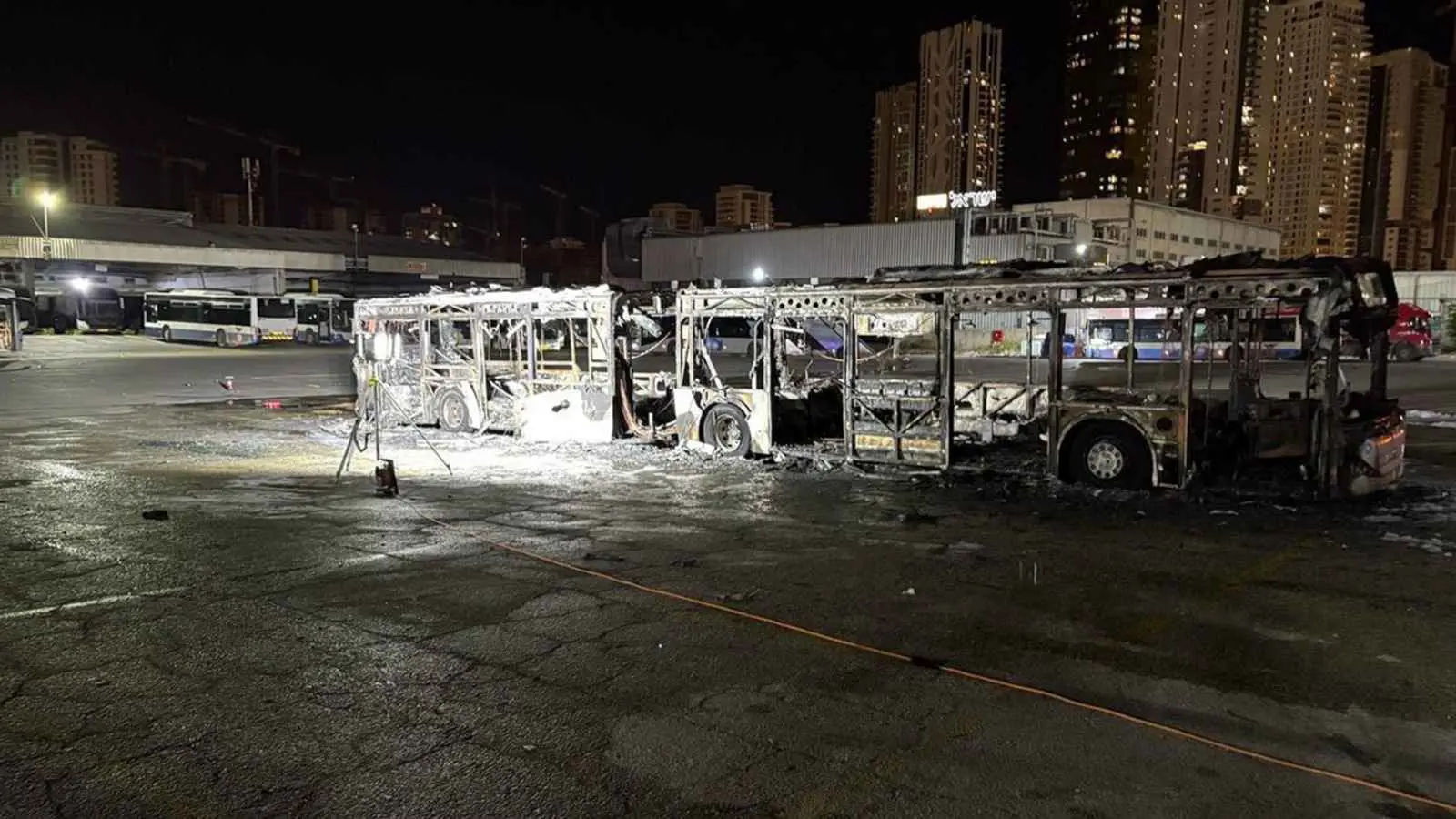 انفجار 3 حافلات في موقف "بات يام" بتل أبيب (فيديو)