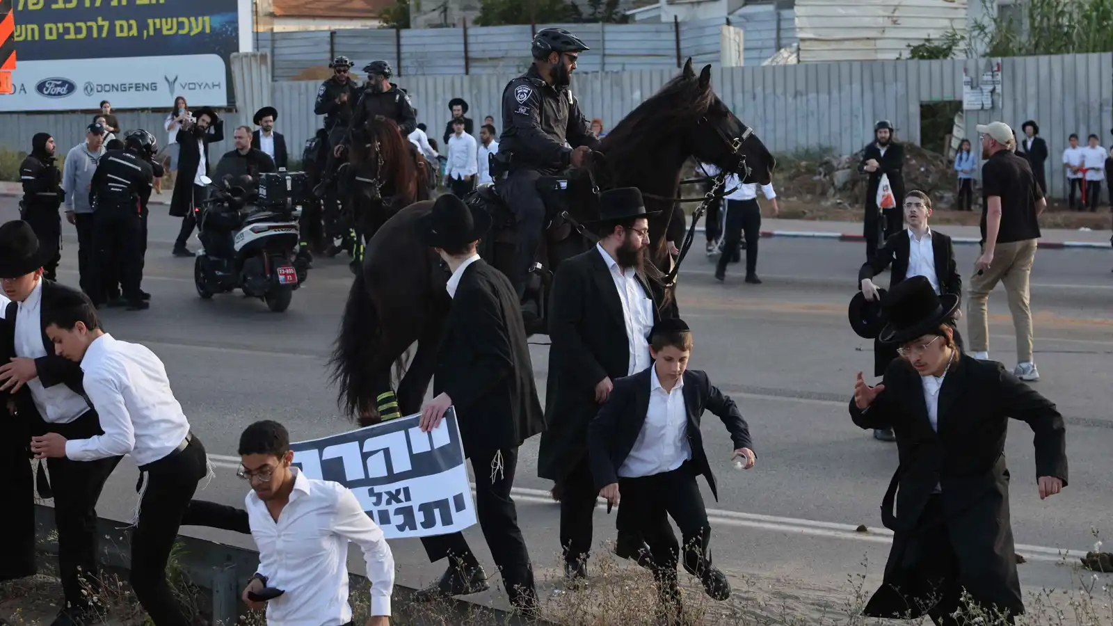 متطرفون "حريديم" يقتحمون منزل قائد عسكري إسرائيلي (فيديو)
