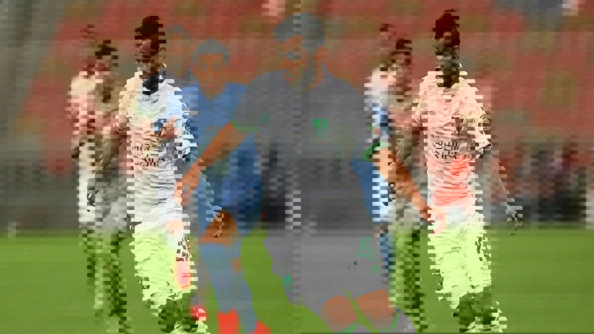 والد عبدالفتاح عسيري نجم الأهلي السعودي يثير الغموض بشأن مستقبل اللاعب