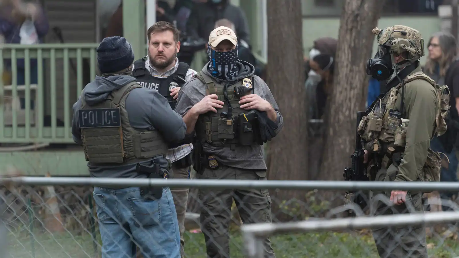 دهس وعض ورصاص.. عميل بإدارة الهجرة يطلق النار على مهاجر كوبي بولاية مينيسوتا