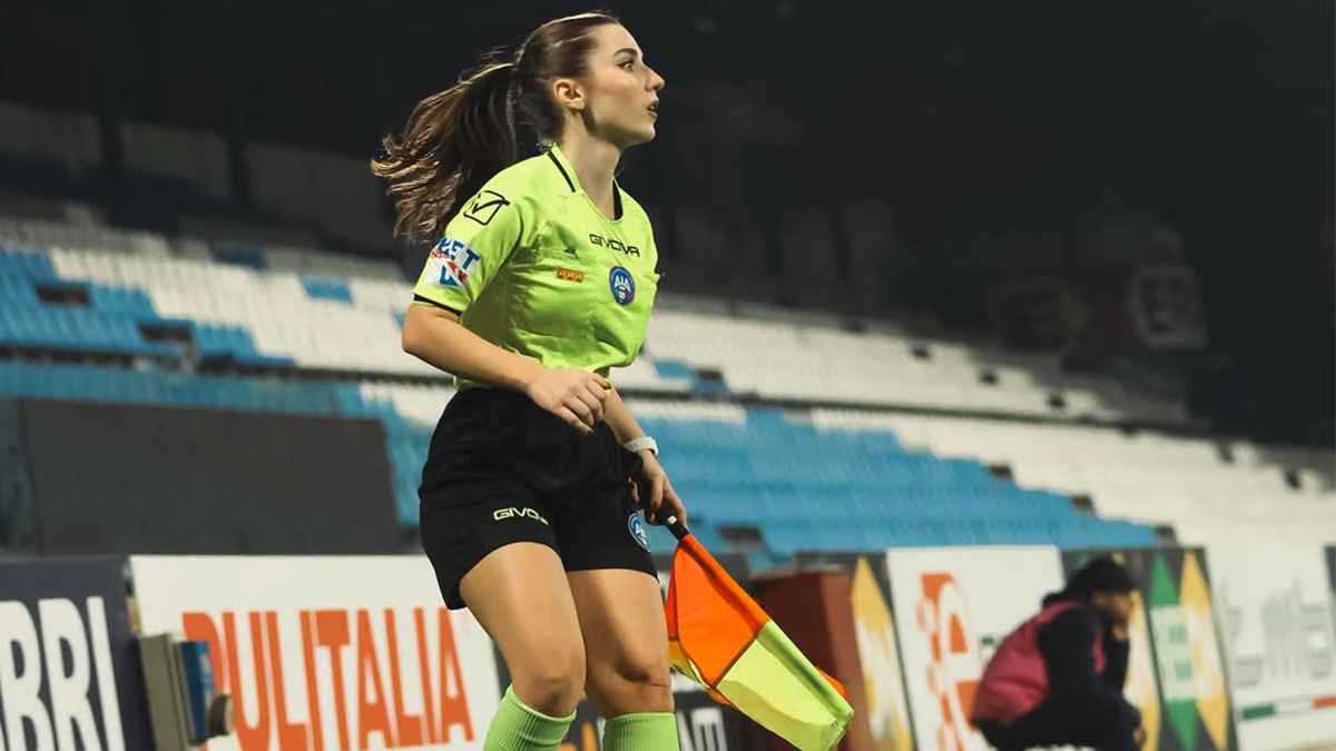 الجماهير تتابعها في الدرجة الخامسة.. من هي الحكمة الإيطالية جوليانا فيجل؟ (صور) 