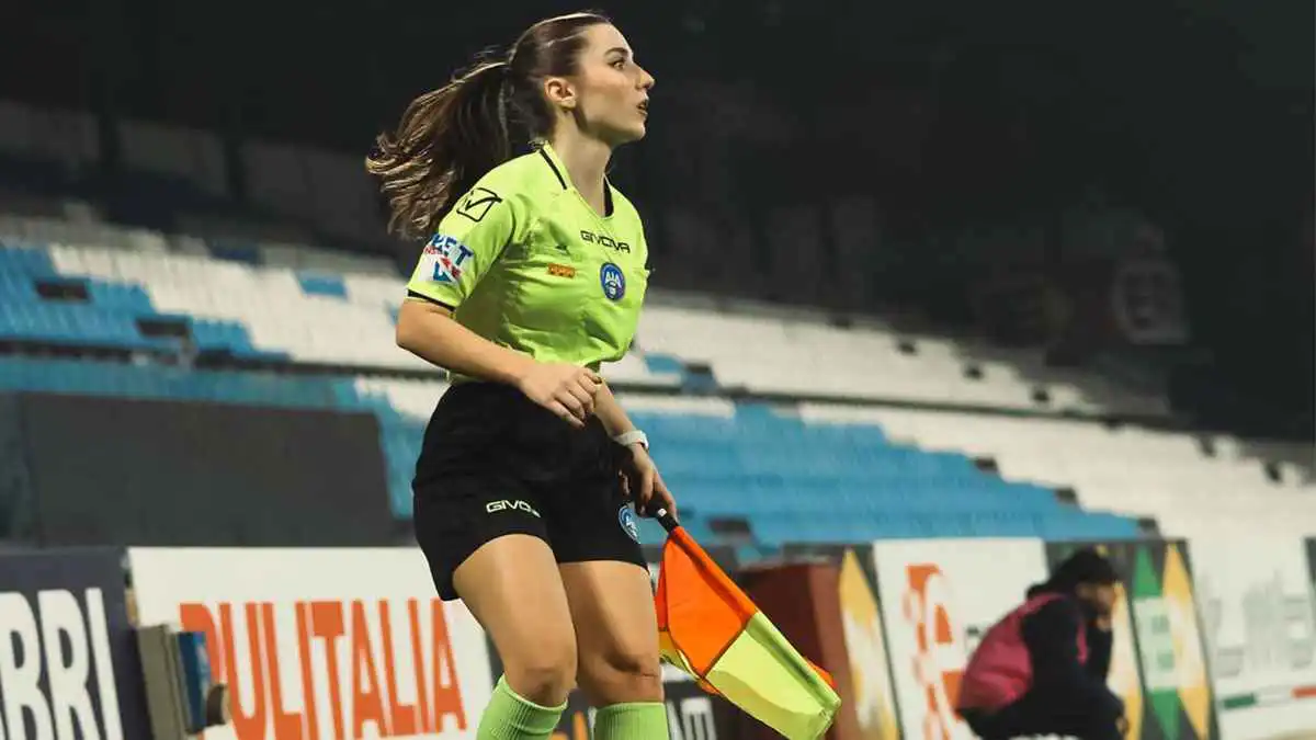 الجماهير تتابعها في الدرجة الخامسة.. من هي الحكمة الإيطالية جوليانا فيجل؟ (صور)