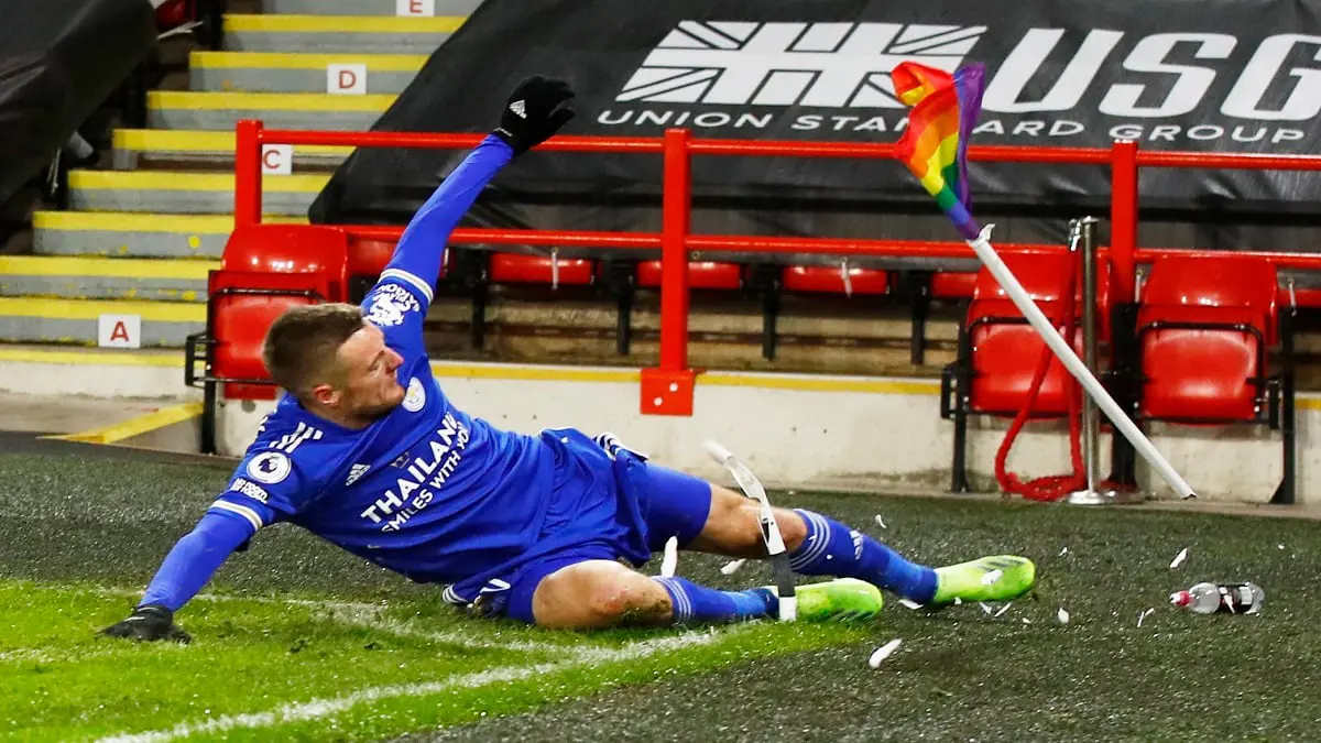 فاردي يحطم الراية الركنية أثناء احتفاله بهدف قاتل في شباك شيفيلد (فيديو)