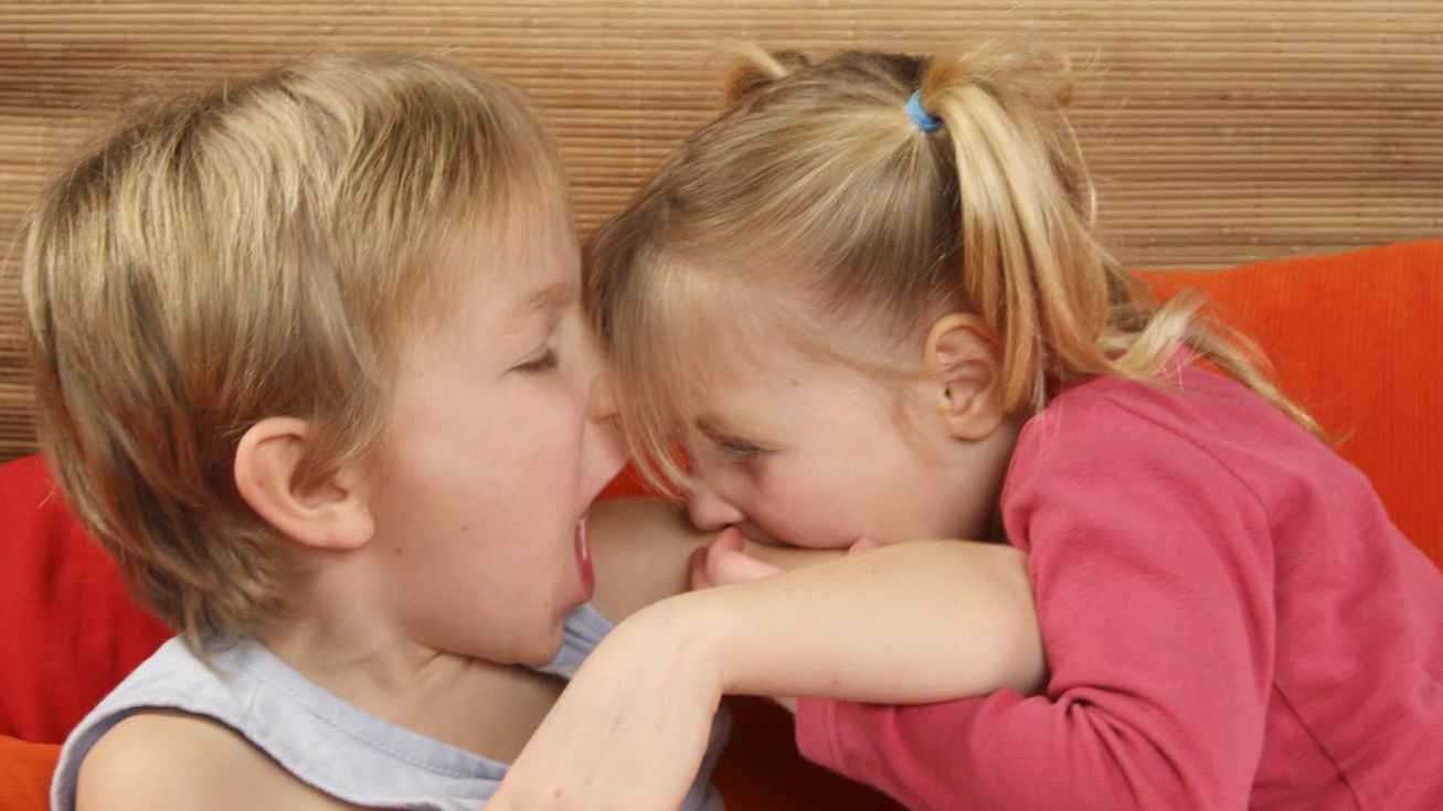 عبارة بسيطة تعلّم طفلك التعاطف إذا عضّ طفلا آخر