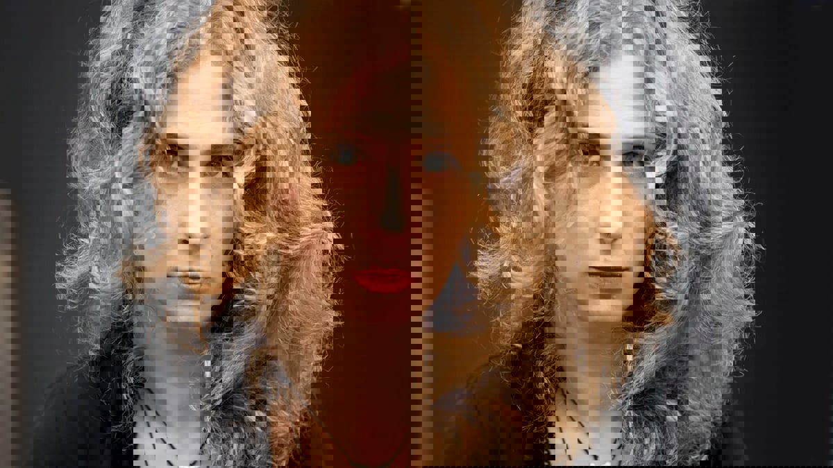 معارضة روسية تغادر بلادها متنكرة بزي عاملة توصيل