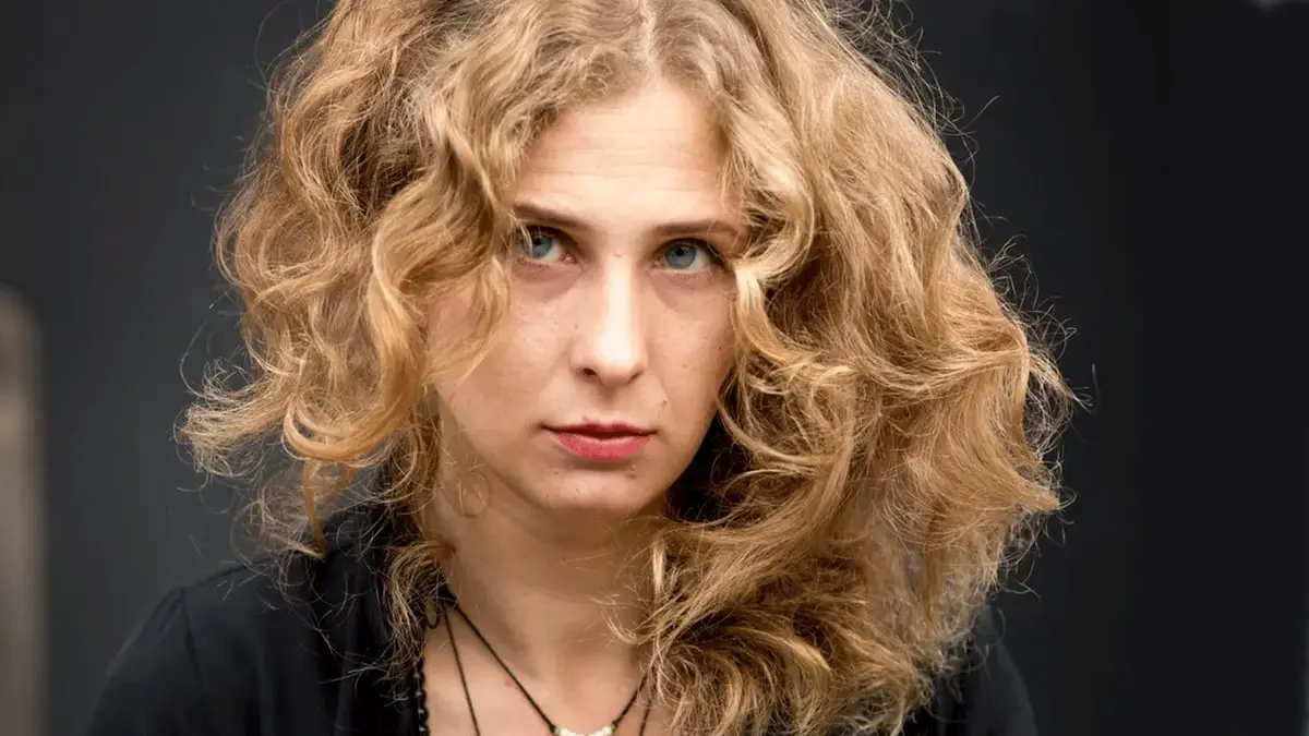 معارضة روسية تغادر بلادها متنكرة بزي عاملة توصيل