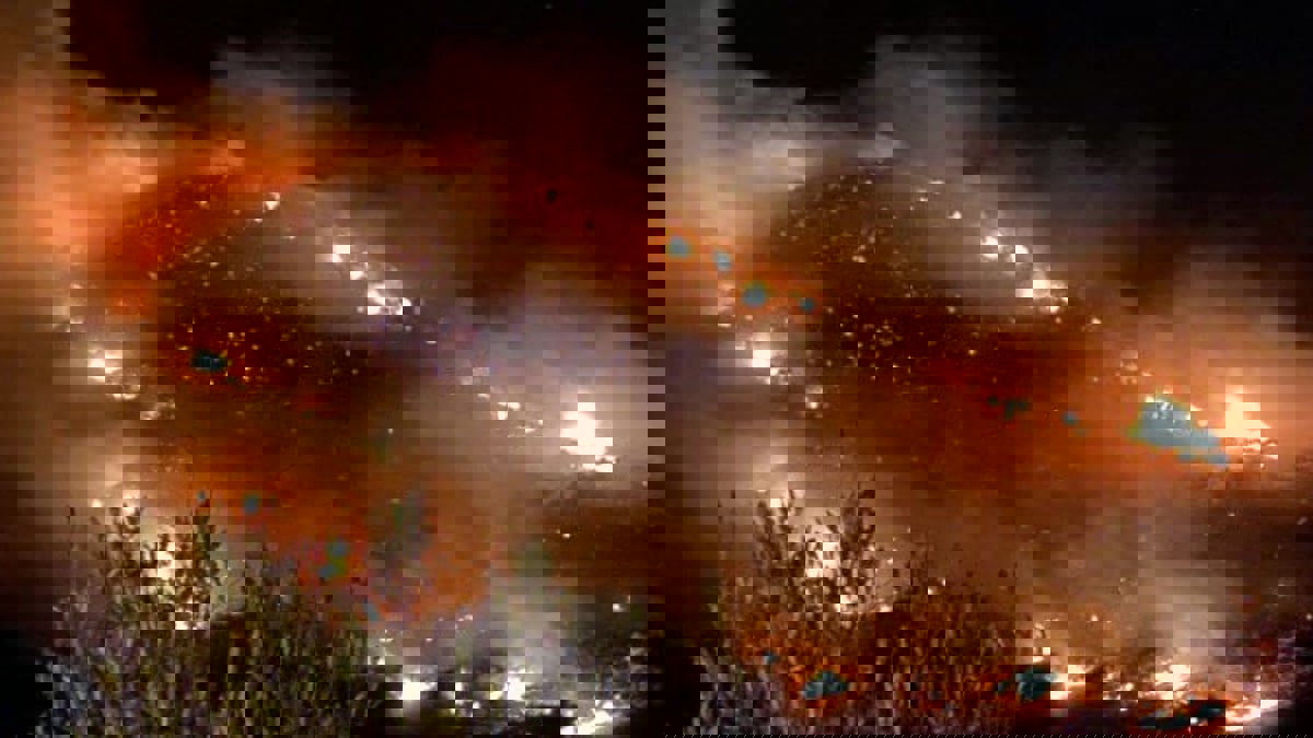 اندلاع حريق في جبال السوده جنوب السعودية‎ (فيديو)