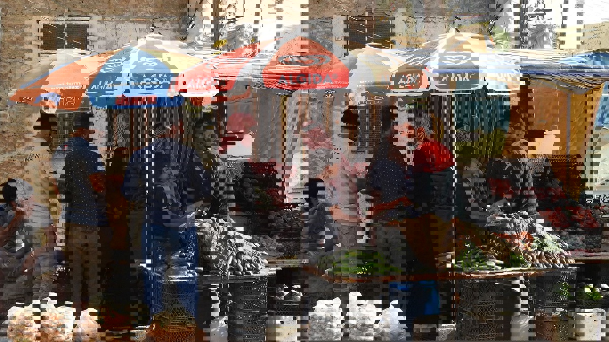 التحول لاستخدام الليرة التركية يبرز نفوذ أنقرة في شمال سوريا