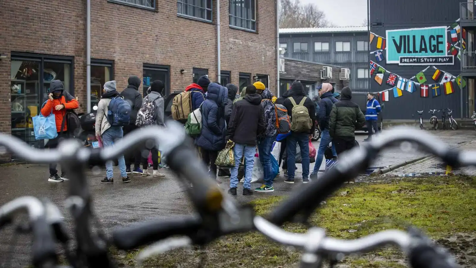 نموذج ترامب.. خطة هولندية لترحيل المهاجرين إلى أوغندا