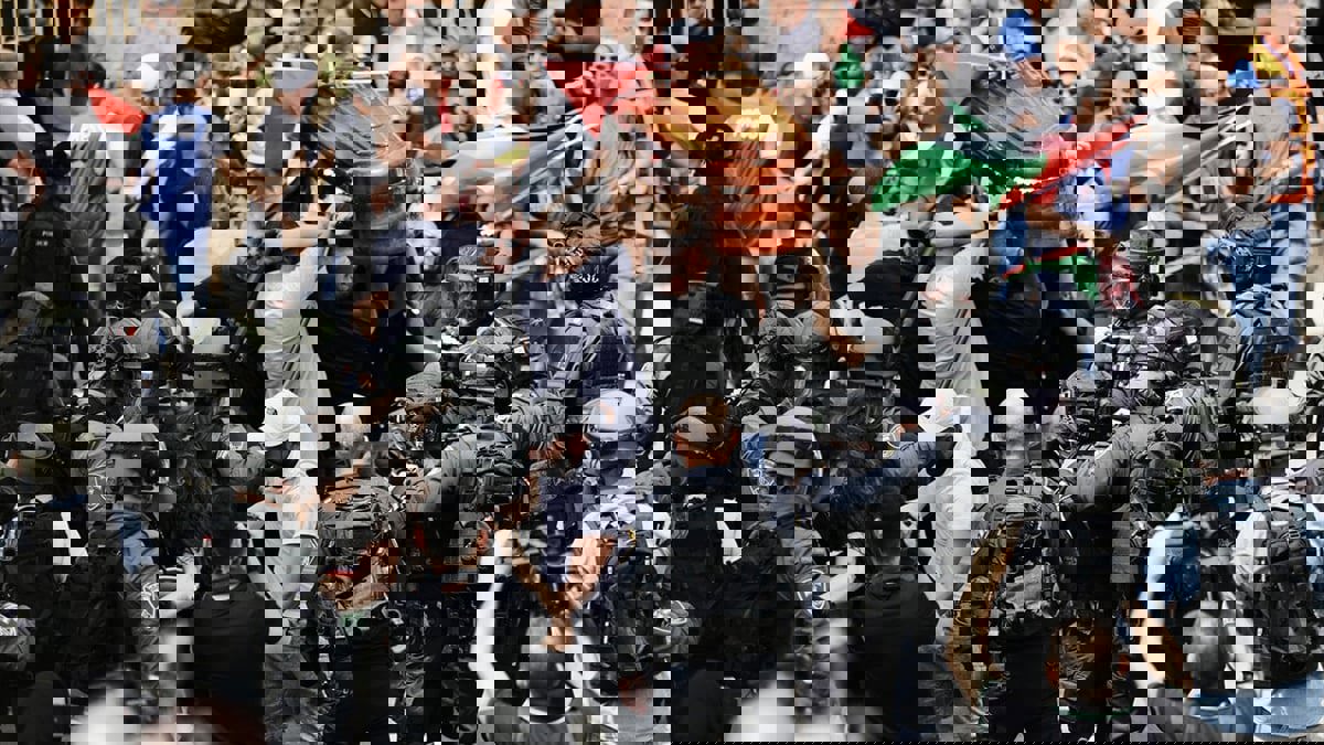 بعد تنديد دولي.. الشرطة الإسرائيلية تحقق بسلوك عناصرها في جنازة أبو عاقلة