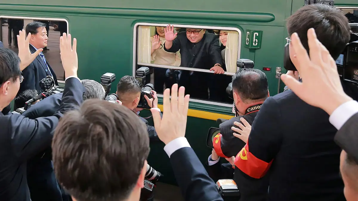 مرافقو كيم جونغ أون يواجهون معضلة لدى وصوله روسيا (فيديو)