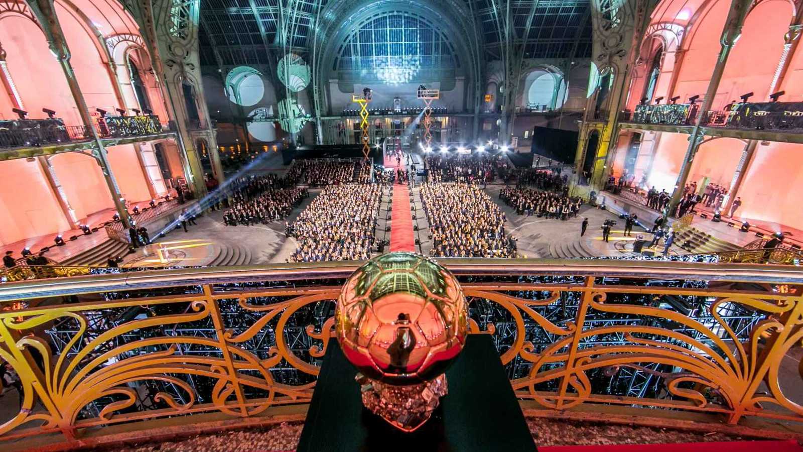 أسطورة ميلان ومذيعة حسناء شهيرة.. من سيقدم حفل الكرة الذهبية 2025؟