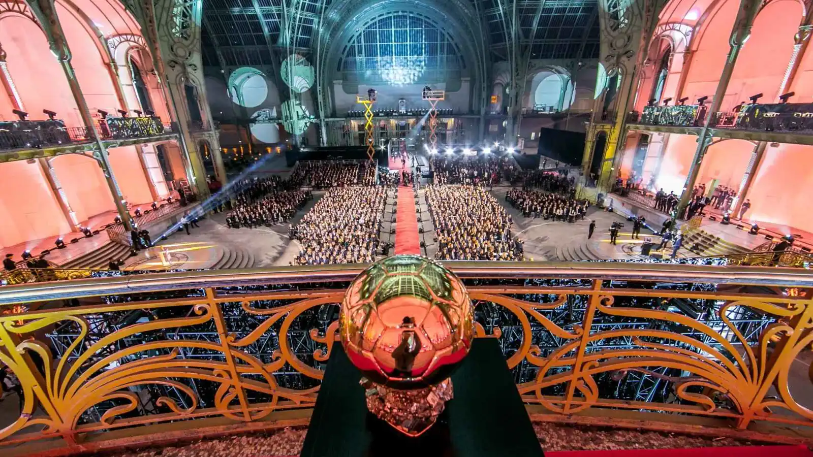 أسطورة ميلان ومذيعة حسناء شهيرة.. من سيقدم حفل الكرة الذهبية 2025؟