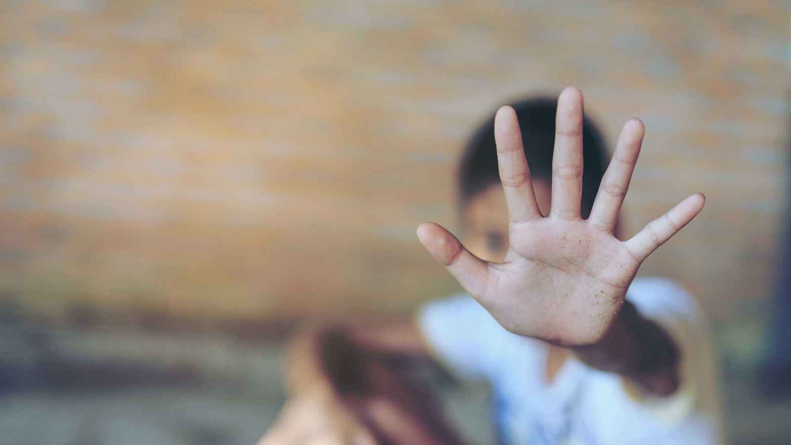 طلبت فدية.. عصابة تخطف طفلا وتقطع إصبعه