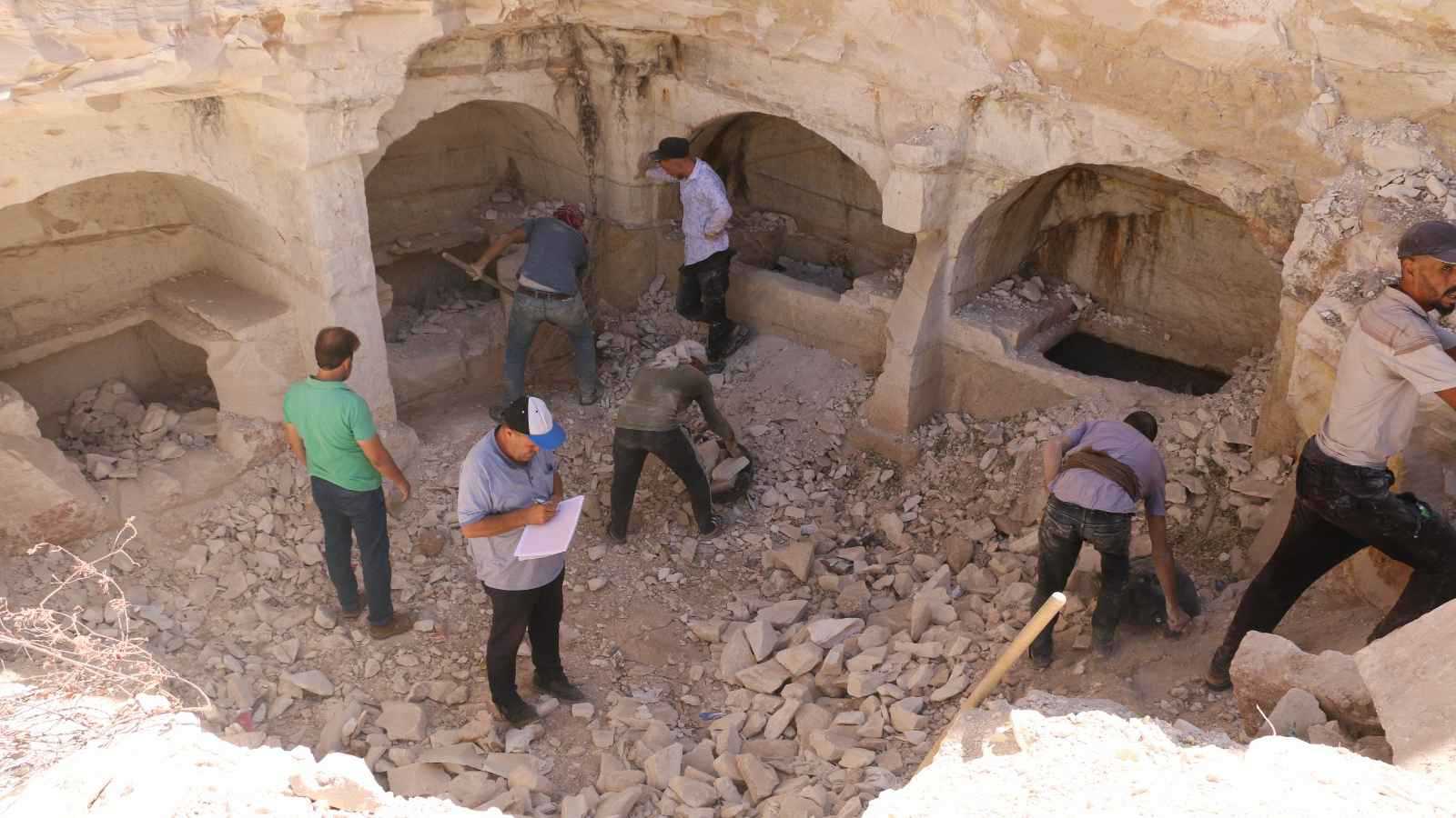 اكتشاف مدافن أثرية هامة في إدلب