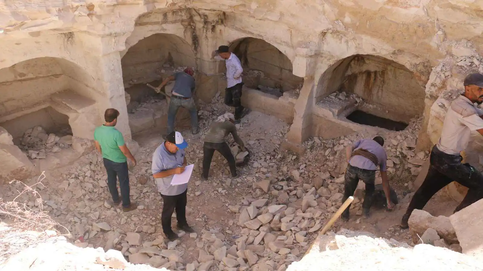 اكتشاف مدافن أثرية هامة في إدلب