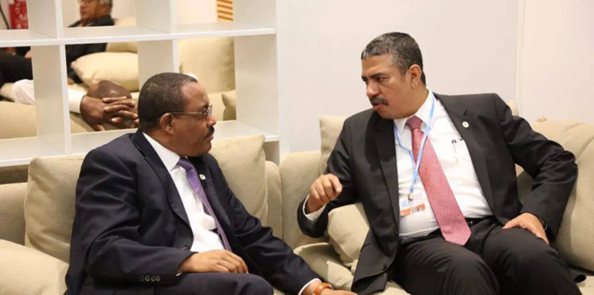 رئيس الوزراء اليمني خالد بحاح يقول إنه لن يستقيل رغم "الأخطاء"