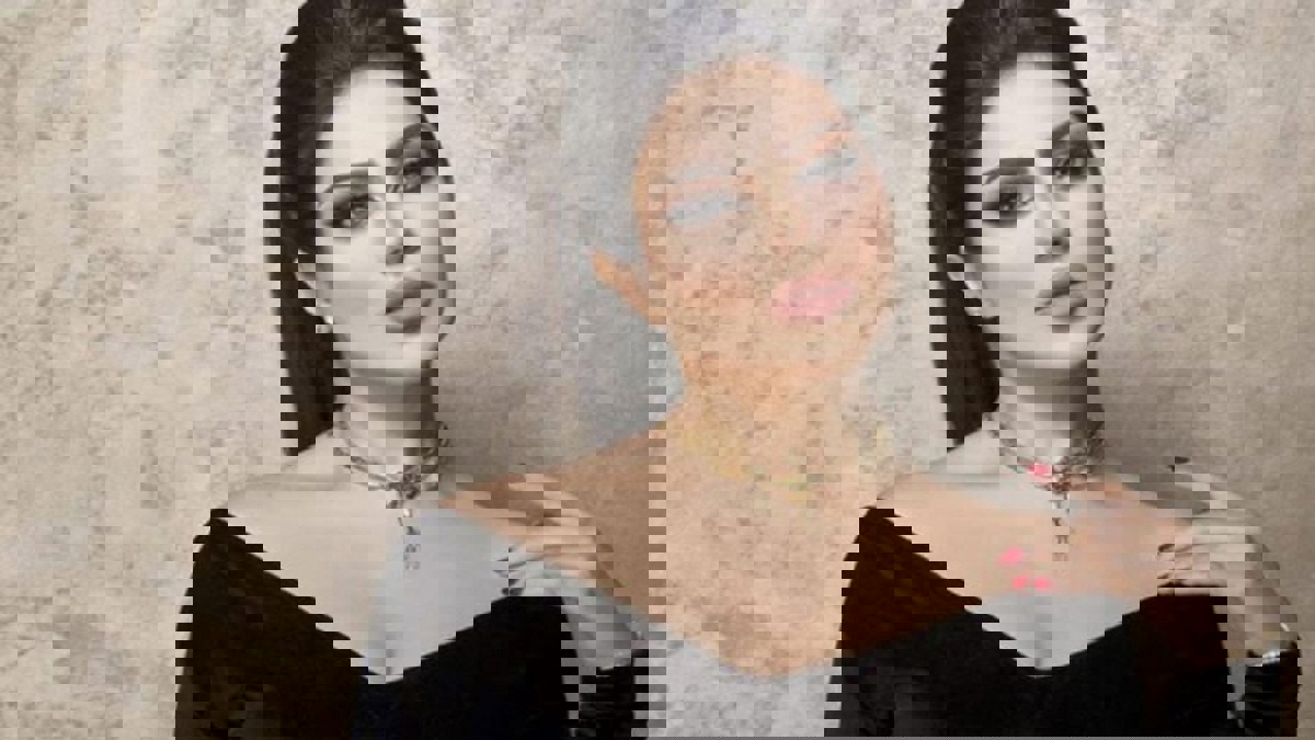 حليمة بولند تغطي جسدها بطين البحر الميت في الأردن (صور)