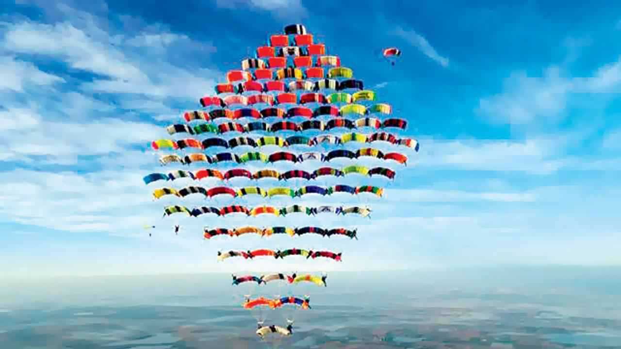 رقم قياسي عالمي في القفز بالمظلات يدهش العالم (فيديو)