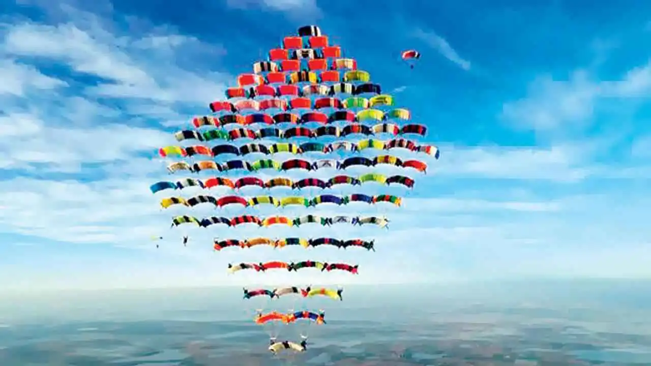 رقم قياسي عالمي في القفز بالمظلات يدهش العالم (فيديو)