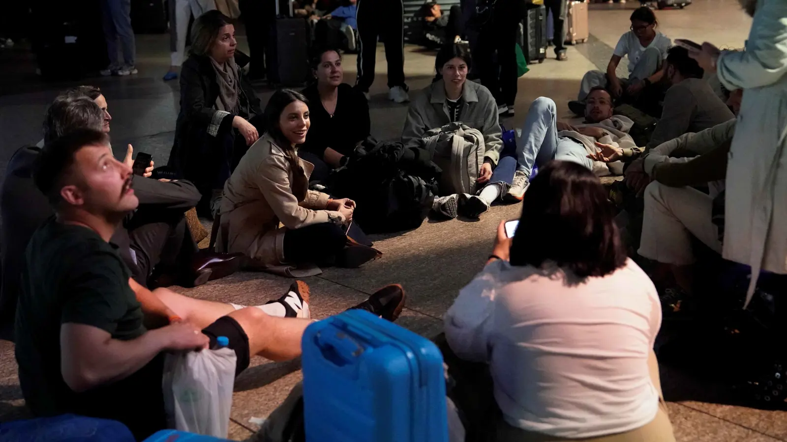 "انقطاع ضخم ونادر".. الكهرباء تعود تدريجياً لمدن إسبانيا والبرتغال