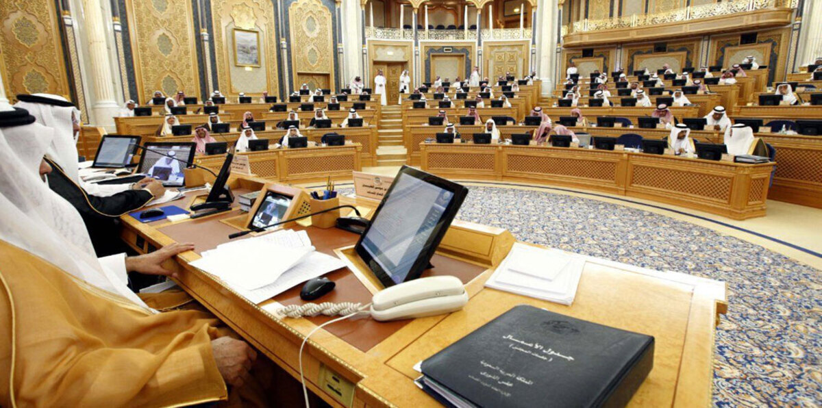 عضو شورى في السعودية يطالب بمنع إصدار رخص قيادة للأجانب أصحاب هذه الرواتب