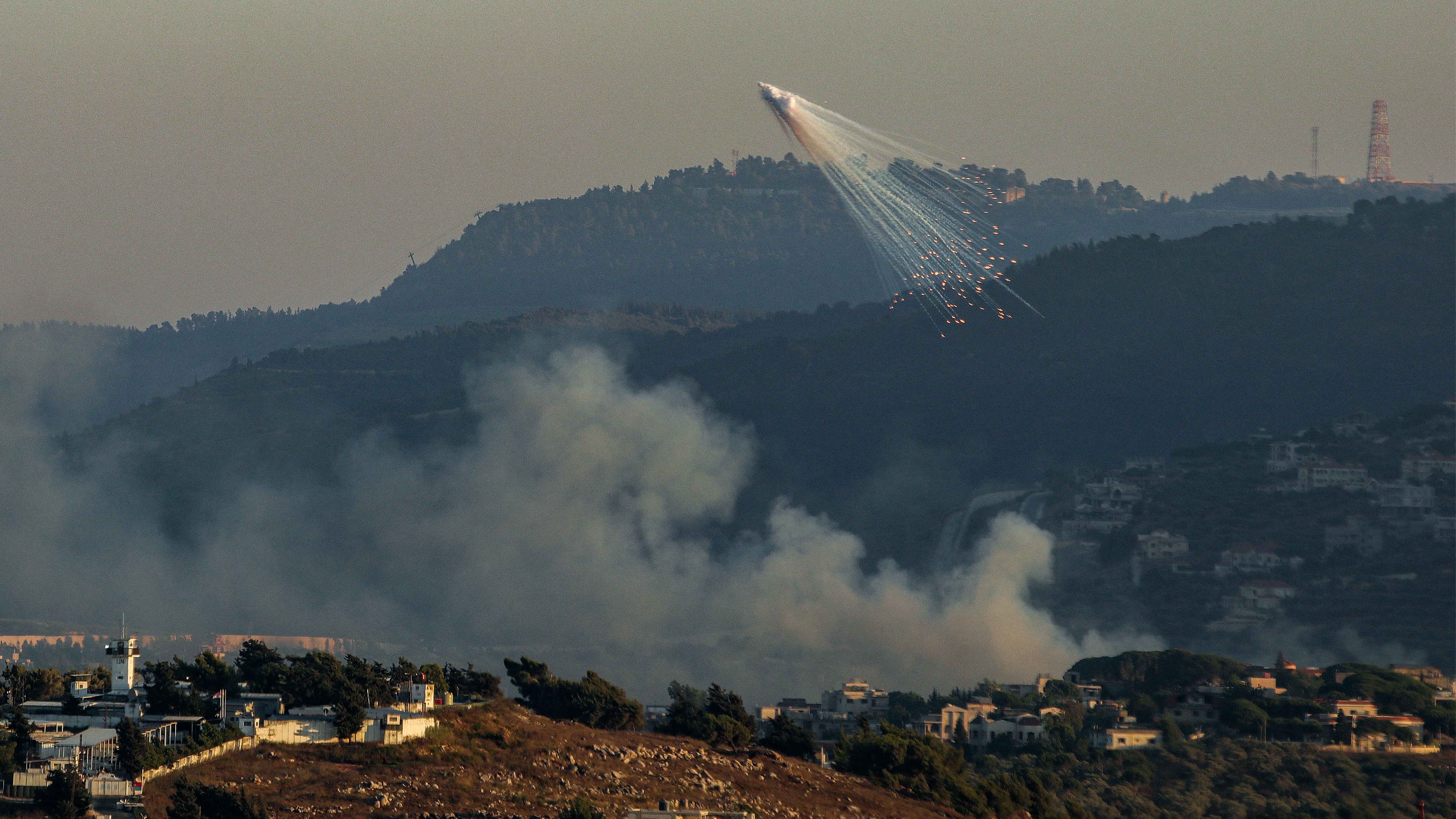 حزب الله يطلق رشقة صاروخية كبيرة على شمال إسرائيل والجولان