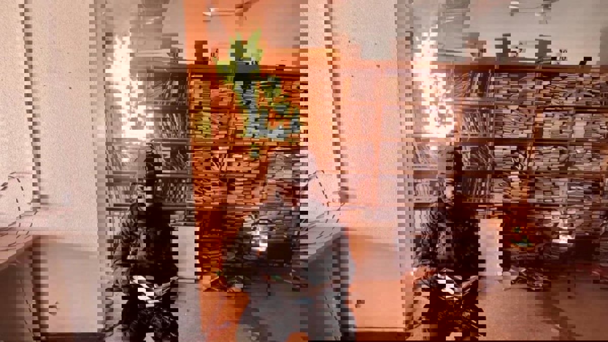 صورة توثّق حرق جندي إسرائيلي مكتبة جامعة الأقصى في غزة