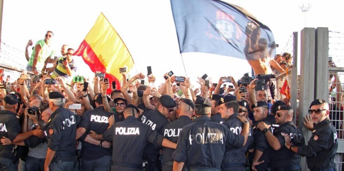 جماهير روما ترشق اللاعبين بالبيض (فيديو)