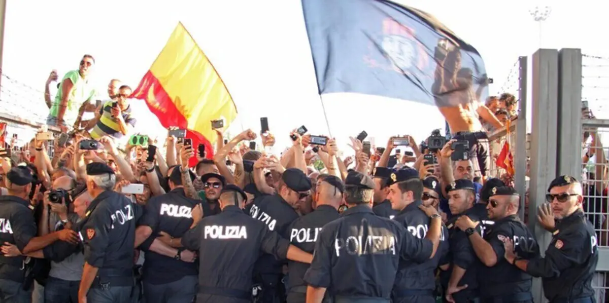 جماهير روما ترشق اللاعبين بالبيض (فيديو)