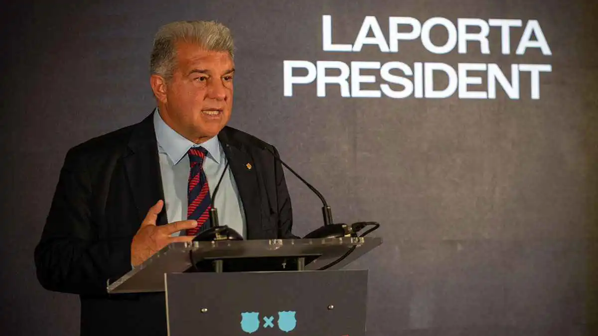 لابورتا ينظف مدرجات "كامب نو" (فيديو)