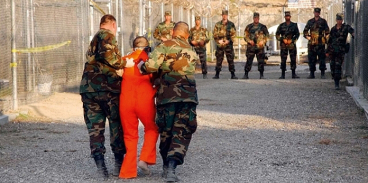 أمريكا تنقل معتقلًا يمنيًّا من غوانتانامو إلى إيطاليا