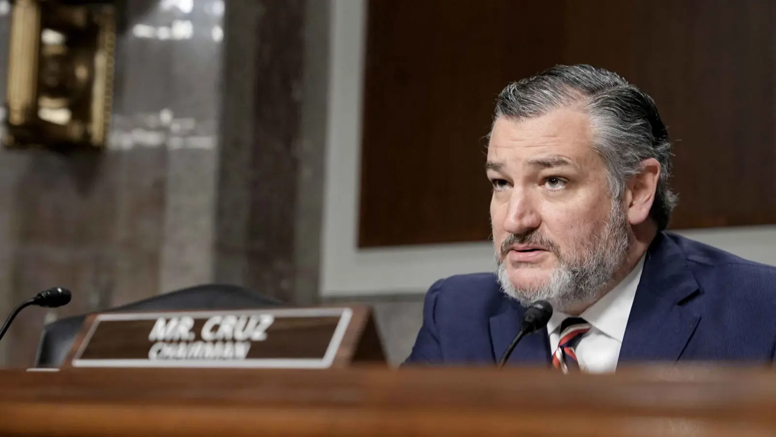 سيناتور أمريكي يُحذر من "حمام دم" بسبب رسوم ترامب الجمركية