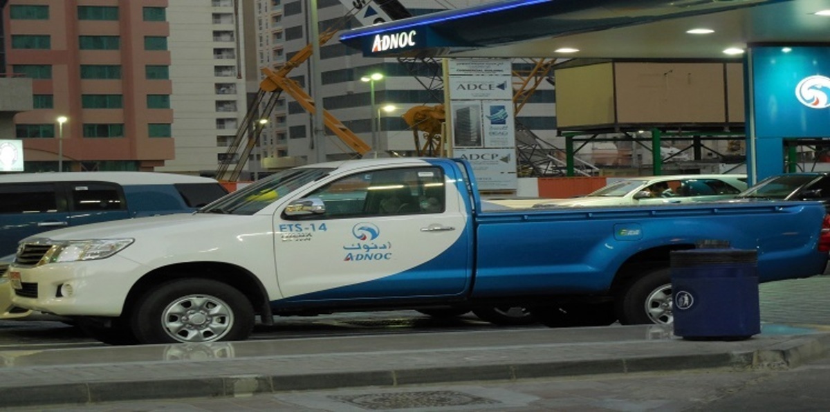 الإمارات تحرر أسعار الوقود الشهر المقبل