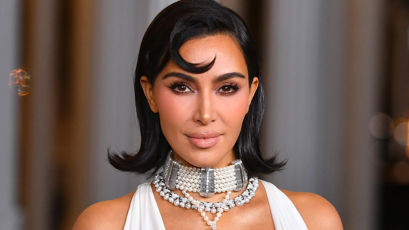 هل كيم كارداشيان هي المشتري "الغامض" للوحة باسكيات؟ (صور)