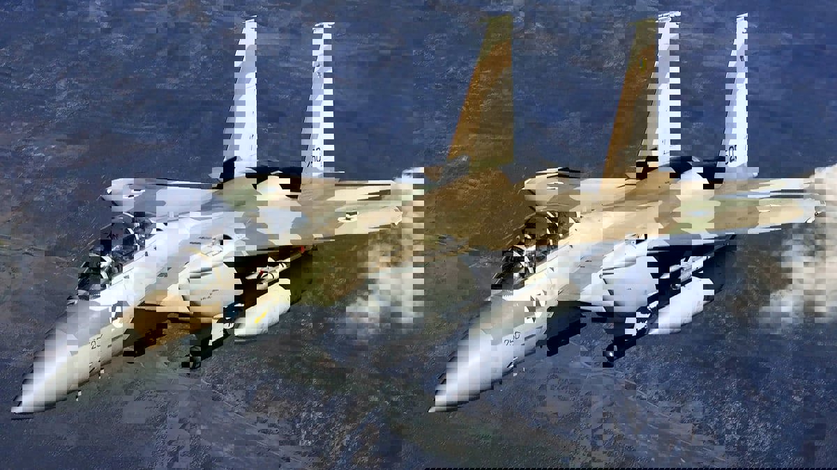 إسرائيل تستهدف فلسطينيًا على دراجة نارية بغزة (فيديو)